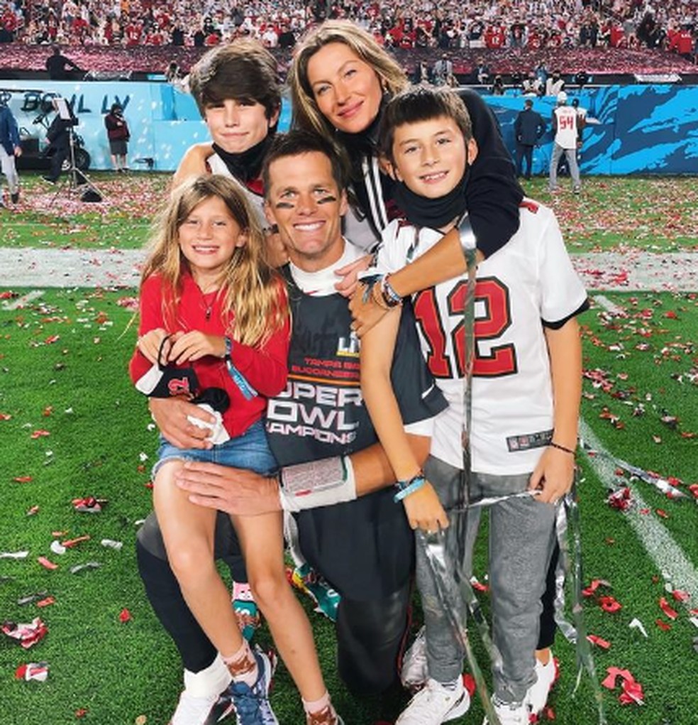Tom Brady e Gisele Bundchen com os filhos Benjamin e Vivian, e Jack — Foto: Reprodução/Instagram