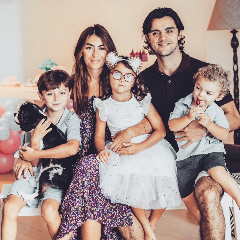 Felipe Simas com a mulher,  Mariana, e os filhos, Joaquim, Maria e Vicente — Foto: Divulgação