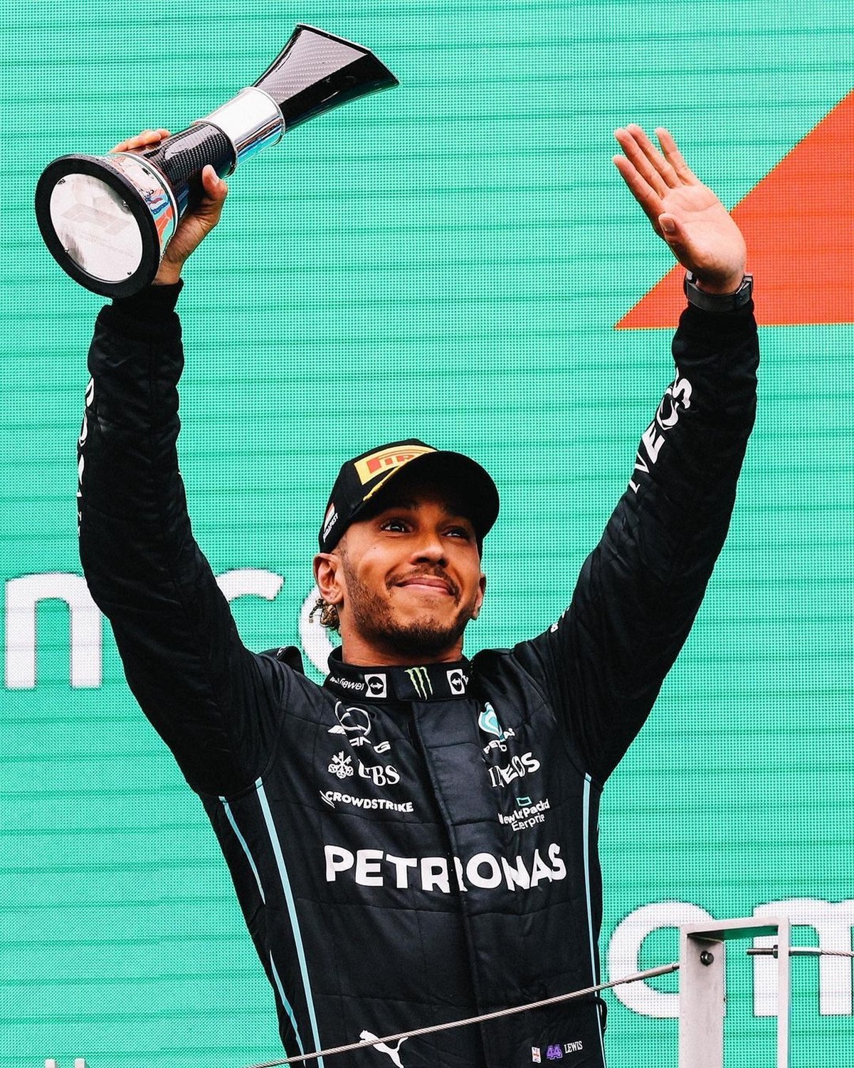 Hamilton revela que sofreu racismo na infância: 'Jogavam bananas em mim'