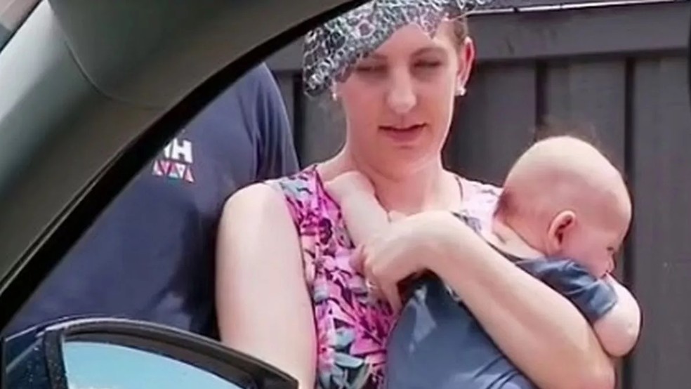 Bebê fica preso momentaneamente em carro em São Roque após porta