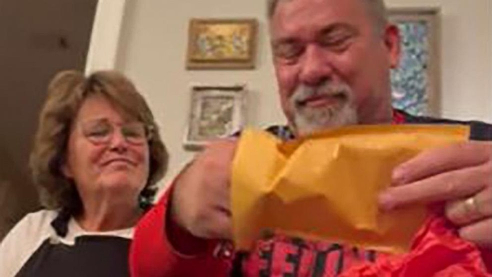 A filha fez uma surpresa emocionante para o pai no amigo secreto da família — Foto: Reprodução/ TikTok