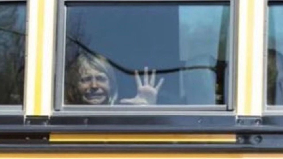 Criança chora em ônibus escolar depois de ser retirada da escola, depois de ataque que matou seis pessoas — Foto: Reprodução/ NY Post