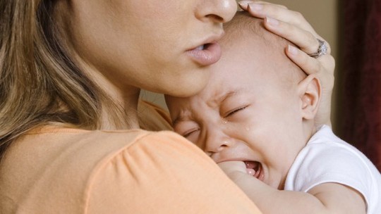 Aos 6 meses, por que os bebês choram mais e costumam pedir colo a todo momento?