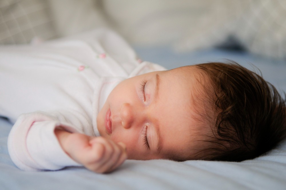 É normal recém-nascido dormir muito? Quando se preocupar?