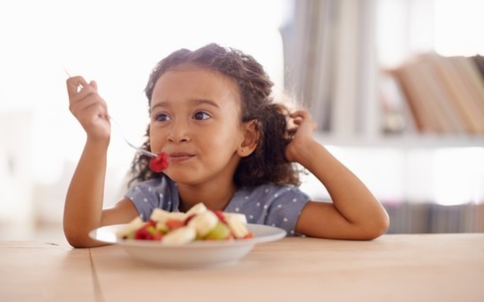 Posso substituir refeições por frutas na alimentação dos meus filhos? — Foto: Crescer