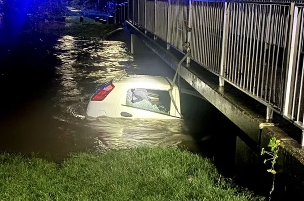 Liam usou cintos para amarrar o veículo á ponte — Foto: Reprodução/Metro