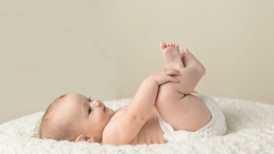 Saiba tudo sobre o cocô do bebê e quando buscar ajuda de um especialista