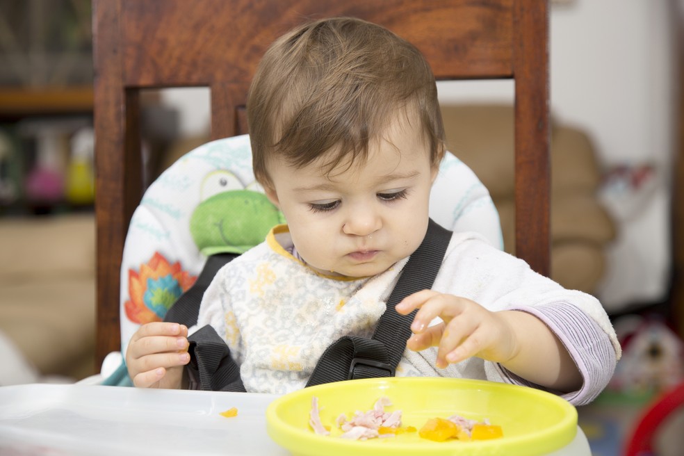 Bebê comendo papinha (Foto: Thinkstock) — Foto: Crescer