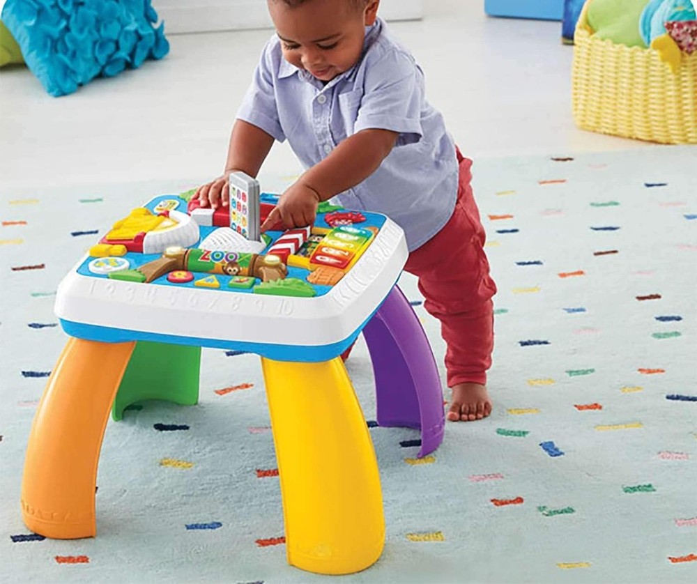 Mesa de atividades infantil: 7 modelos para entreter bebês e crianças