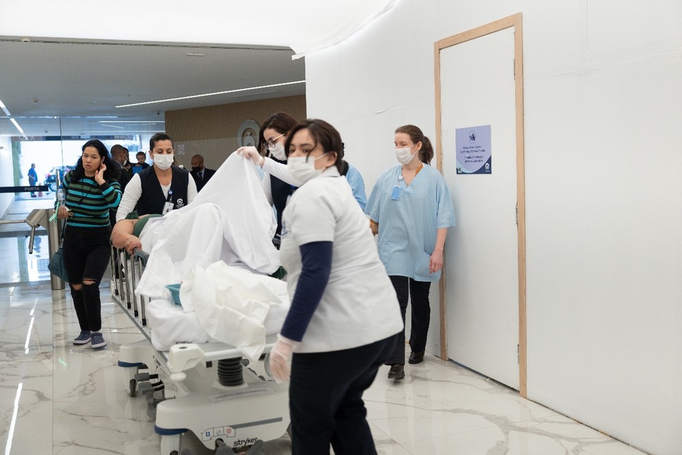 Priscilla chegando ao hospital — Foto: @fabifogacafotografia