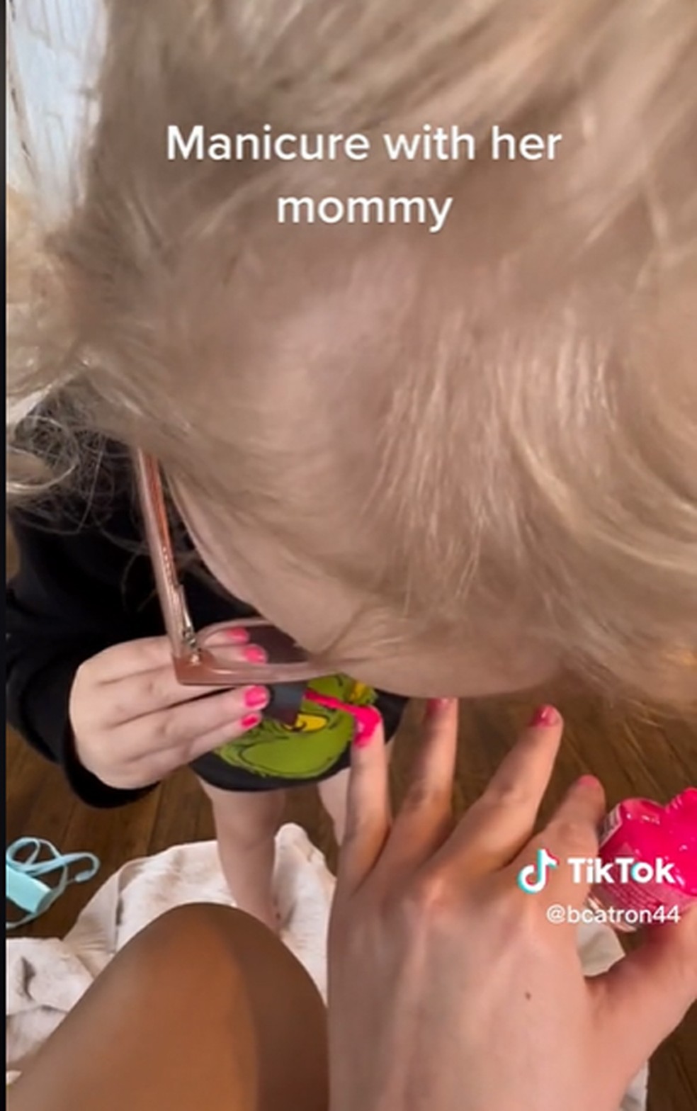 Menina de 3 anos encanta internet com fala cômica ao pintar a unha da mãe