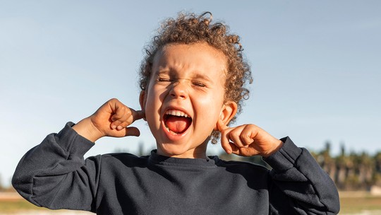 Como lidar quando uma criança pequena grita muito?