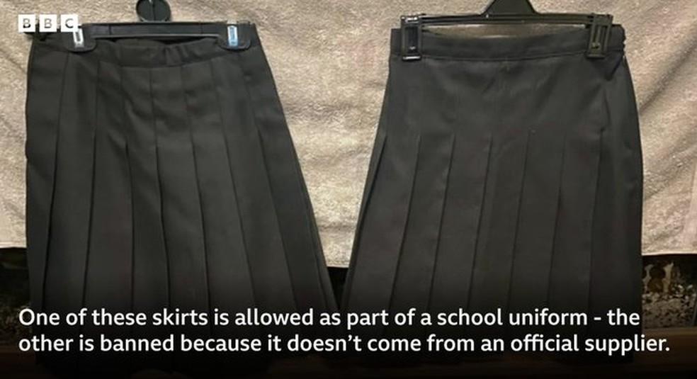 As duas saias são idênticas, mas escola puniu aluna por usar versão comprada em supermercado — Foto: Reprodução/ Twitter