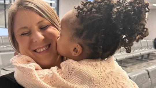 Delegada adota menina que resgatou em ação policial, nos Estados Unidos