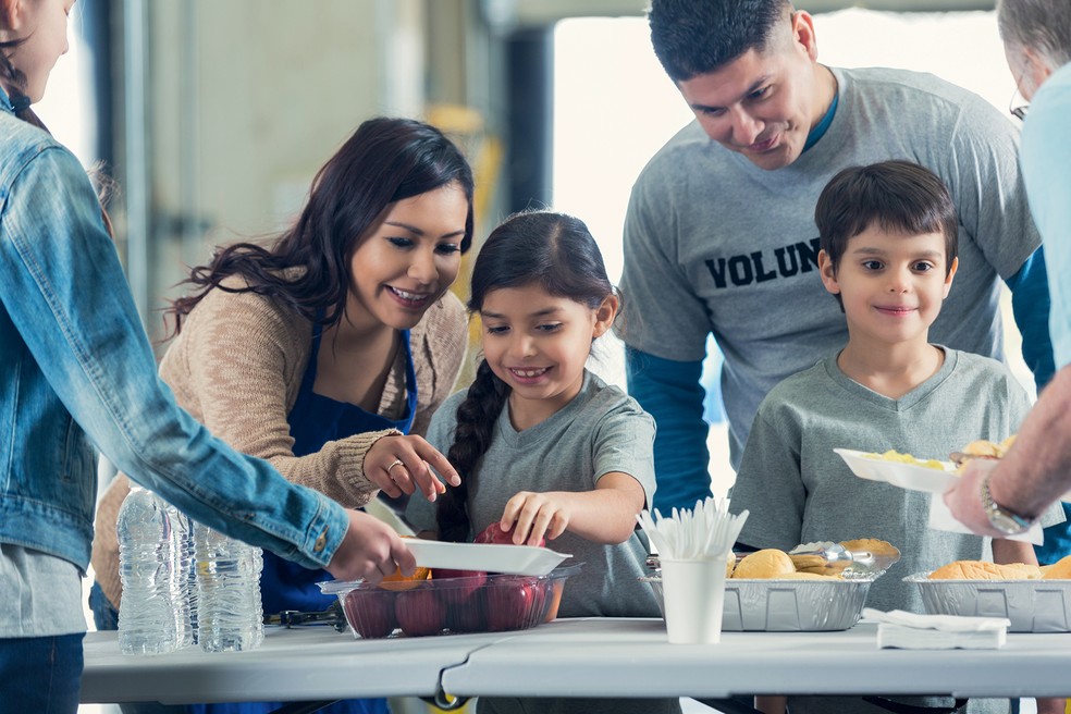  Faça trabalho voluntário em família — Foto: Getty Images