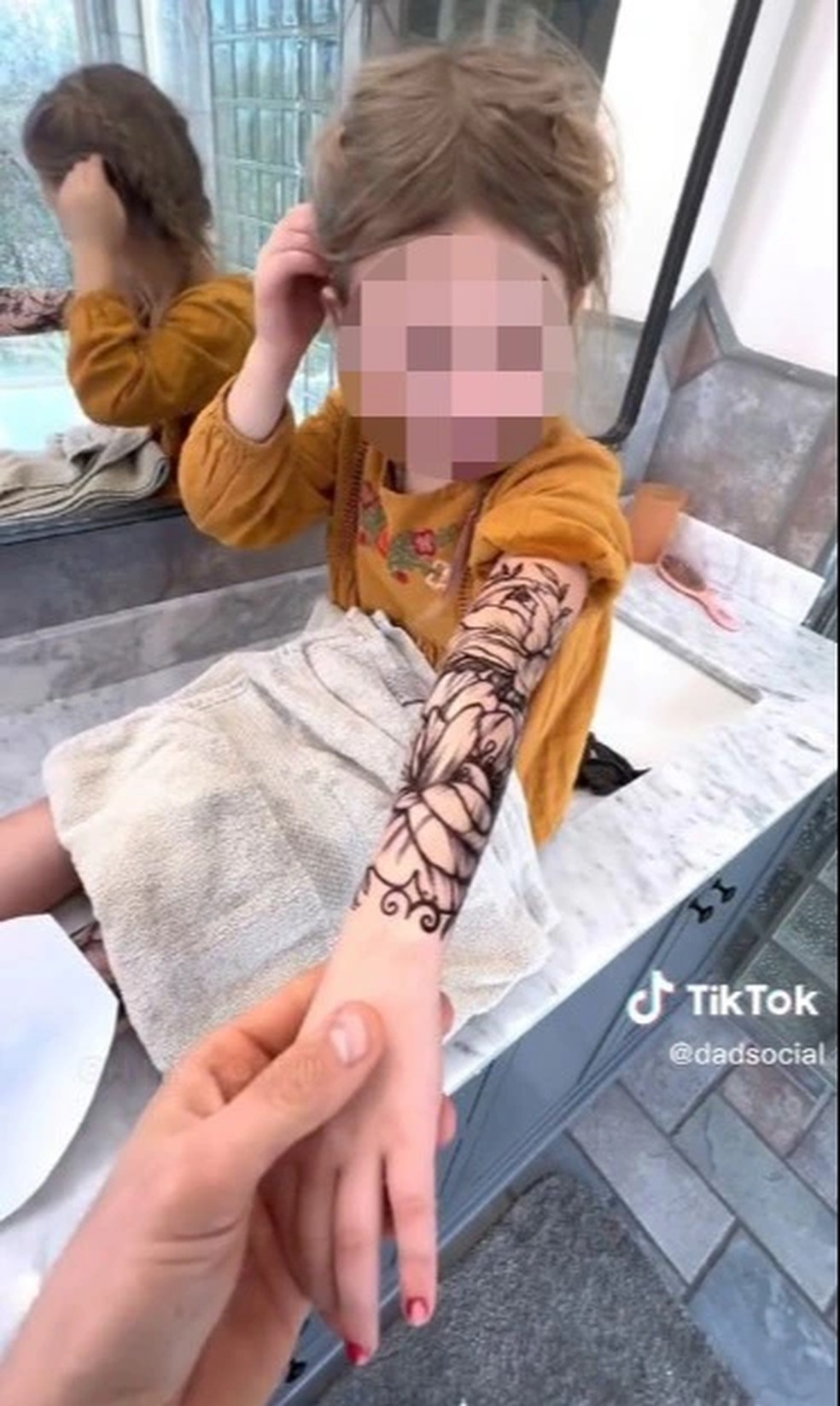 A criança mostrando o resultado da tatuagem — Foto: Reprodução TikTok