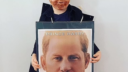 Menino se fantasia de Príncipe Harry e rouba a cena no Dia Mundial do Livro