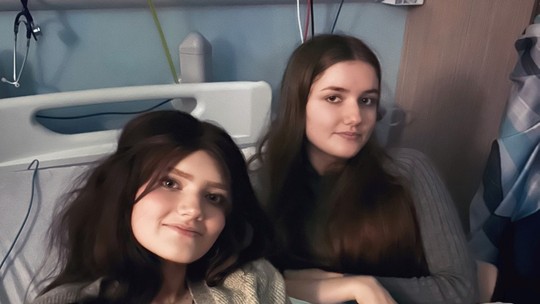 Gêmeas sofrem com mesmos sintomas de câncer, mas apenas uma está doente