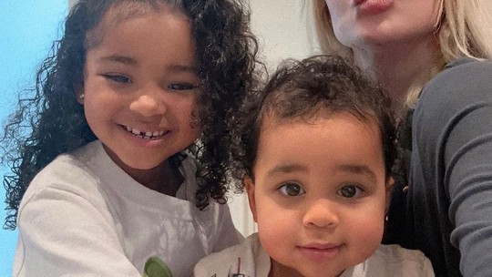 Khloe Kardashian oficializa o nome do segundo filho, um ano após seu nascimento