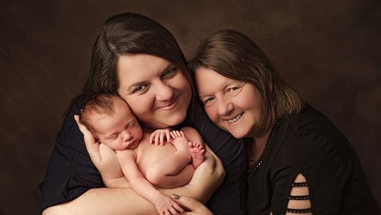 "Minha mãe estava no quarto quando 'engravidei' e quando dei à luz", diz fotógrafa 