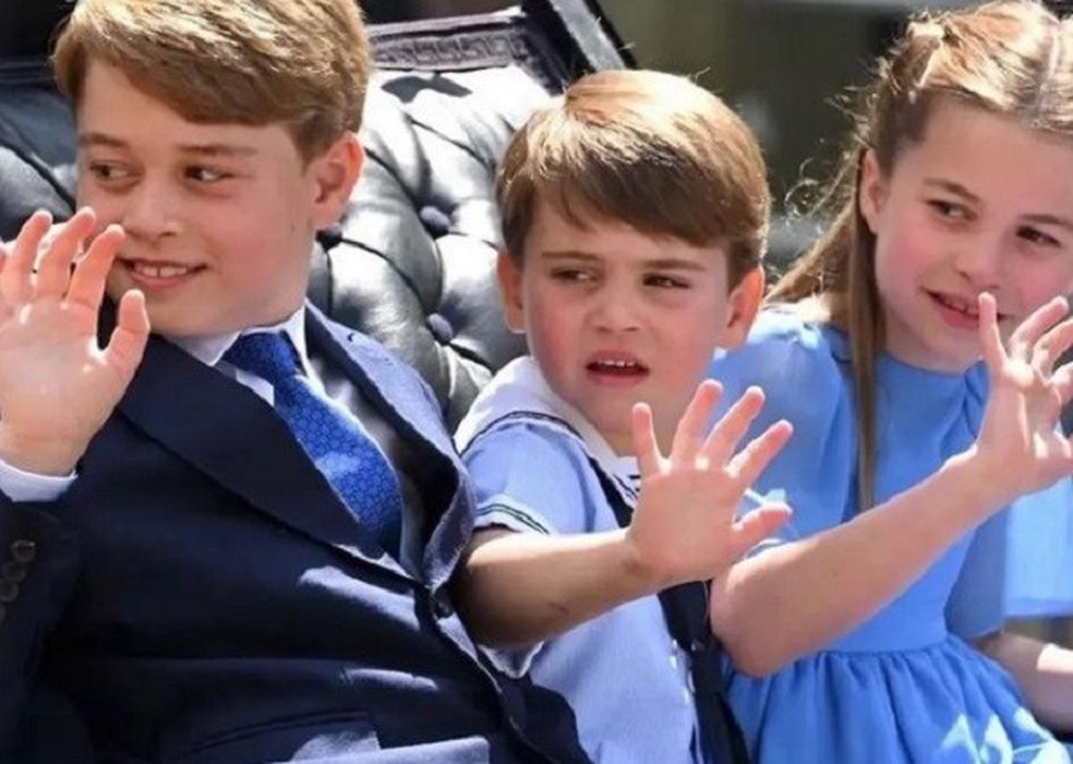 George, Louis e Charlotte em passeio de carruagem (Foto: Reprodução/ Instagram) — Foto: Crescer
