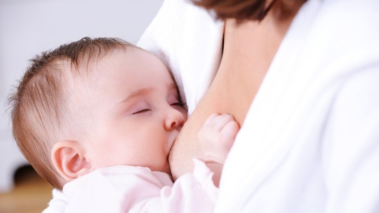 O que fazer quando o bebê dorme no peito?