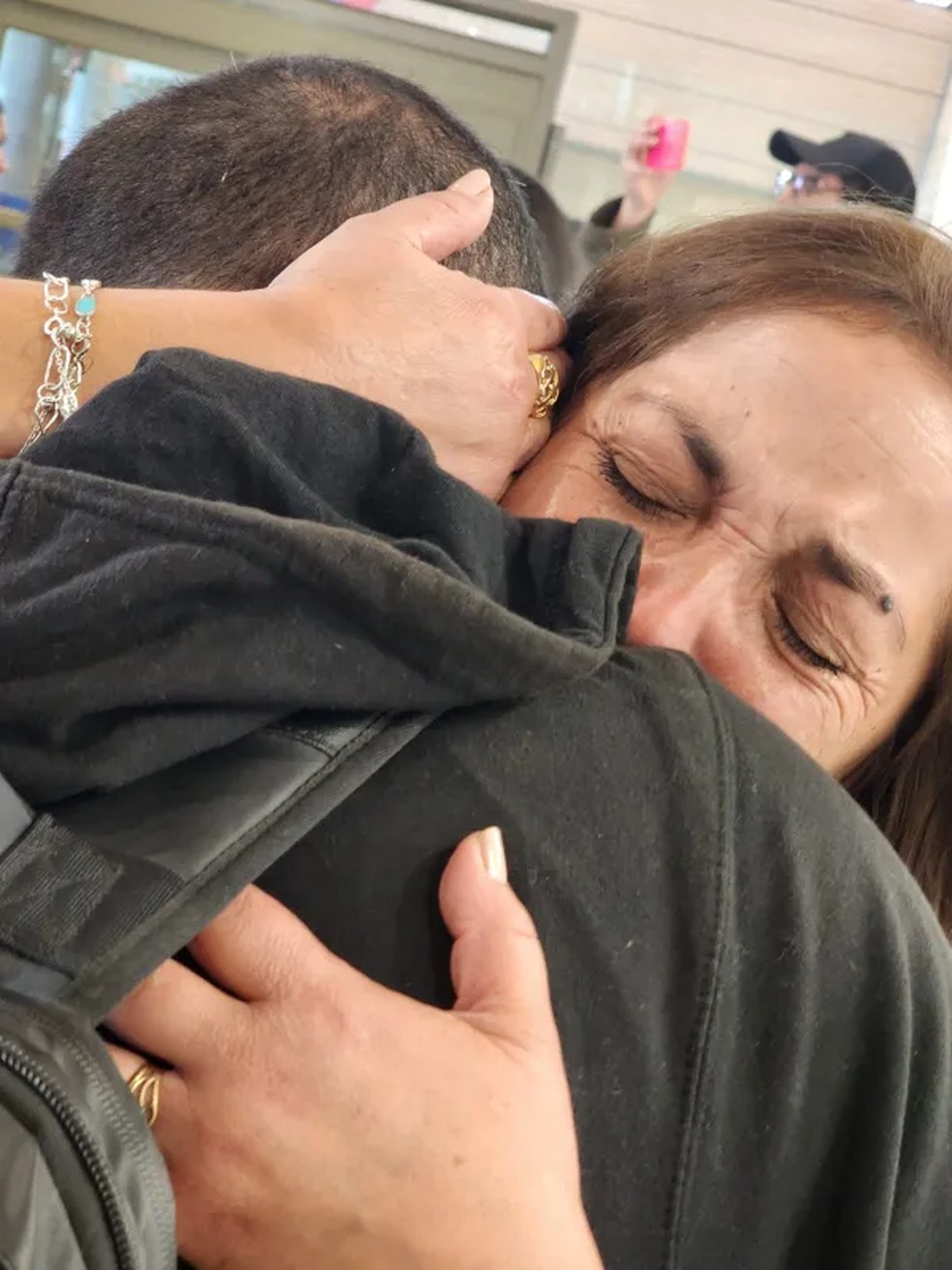 Scott se encontrou com a irmã assim que chegou ao aeroporto, no Chile — Foto: Reprodução/Nos Buscamos