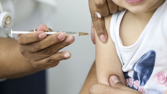 Éris: Sociedade de Infectologia enfatiza importância de manter vacinação atualizada contra covid-19