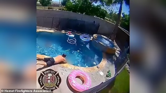 Vídeo mostra pai salvando filho de 1 ano de afogamento